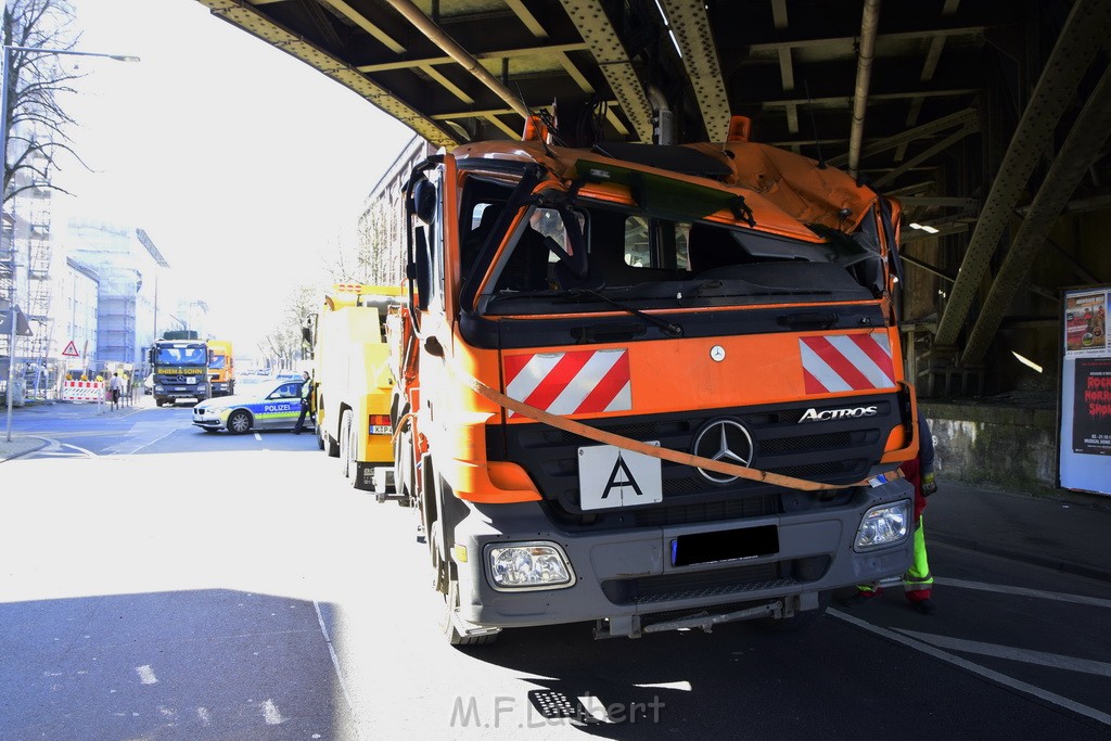 LKW blieb unter Bruecke haengen Koeln Deutz Deutz Muelheimerstr P169.JPG - Miklos Laubert